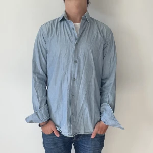 Massimo Dutti Skjorta - Massimo Dutti Skjorta - Storlek S - varan är i bra skick (finns tecken på användning) - modellen är 172cm och 65kg - vid frågor eller funderingar är det bara att skriva!