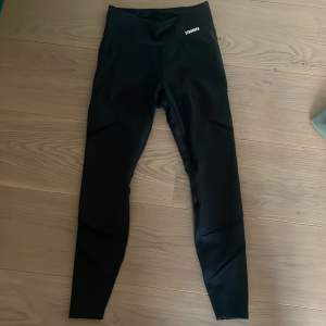 Supersnygga Stronger tights som knappt är använda med mesh mönster längs benen!