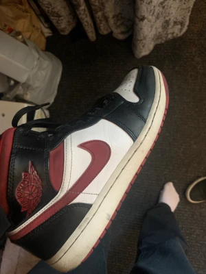 Jordan 1 Mid Gym red - Säljer nu mina superfina skor som ser helt nya ut. Har haft skorna i 1 år så de är använda, men det är inget man ser. Skorna kostar 600kr eller bud. Storlek 44