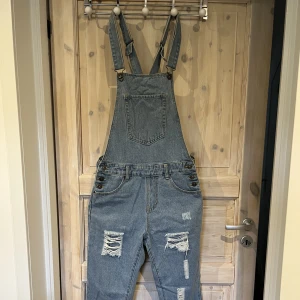 Jeans hängselbyxor  - Blåa hängselbyxor från Asos Endast prövad  Nypris 899kr Skick 10/10