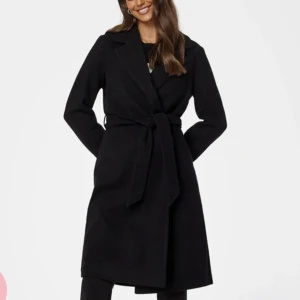 Svart kappa - Svart kappa från Vero Moda, perfekt nu till hösten. Använd max 5 gånger, nyskick.🌸