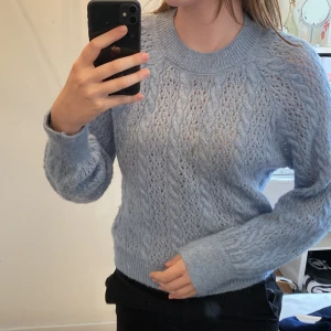 Stickad tröja - Ljusblå stickad tröja från Mango. Använt fåtal gånger och är som ny. Skriv gärna i dm för frågor och bilder 💕