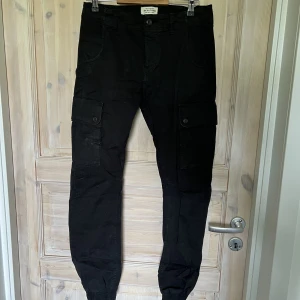 Cargobyxor jack&jones - Svarta Cargobyxor från jack&jones Använda i väldigt bra skick Nypris 699kr Skick 8/10