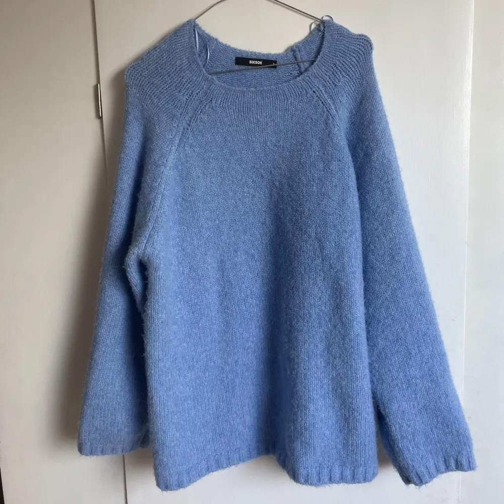 Säljer min superfina blåa oversized tröja från bik bok i storlek S. Den är helt slutsåld på hemsidan 💙 endast använd 1 gång så är helt i nyskick! Säljer därav för nypris :). Neuleet.