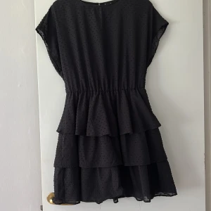 Söt klänning - Supersöt klänning från Gina. Fin o ha en stickad tröja över nu i höst! 