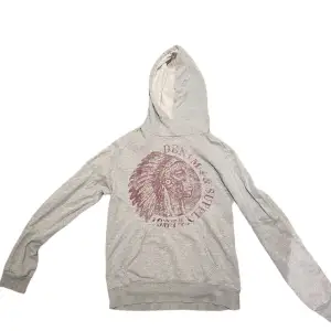 Snygg Ralph Lauren hoodie‼️ har fyra små hål runt fickan, se bild 3