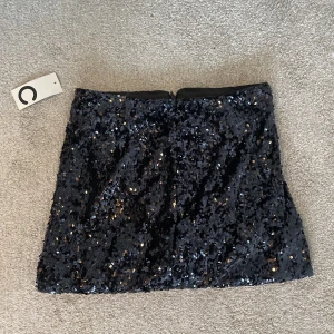 Glittrig fest kjol - En fest kjol som aldrig kommit till användning. Köptes för flera år sedan men har aldrig kommit till användning och är därför i ny skick. Skriv för fler bilder och för mer info!🩷