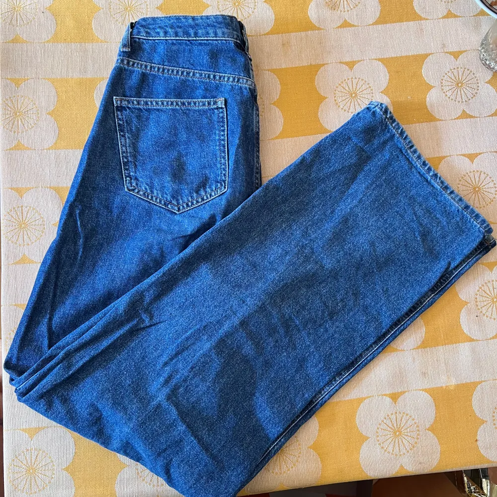 Mellanblåa vida jeans i följsamt material från NAKD. Mycket mjuka och sköna. Inga skador. Nypris: 500.. Jeans & Byxor.