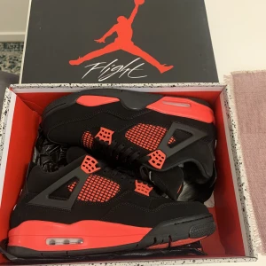 Jordan 4 Red Thunder  - Jordan 4 red Thunder storlek 44 Pris 1400, men kan diskuteras 