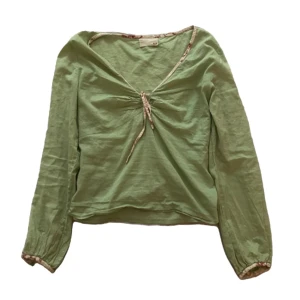 Grön blus - Så fin grön blus som tyvärr inte kommer till användning! Är i mycket bra skick⭐️⭐️