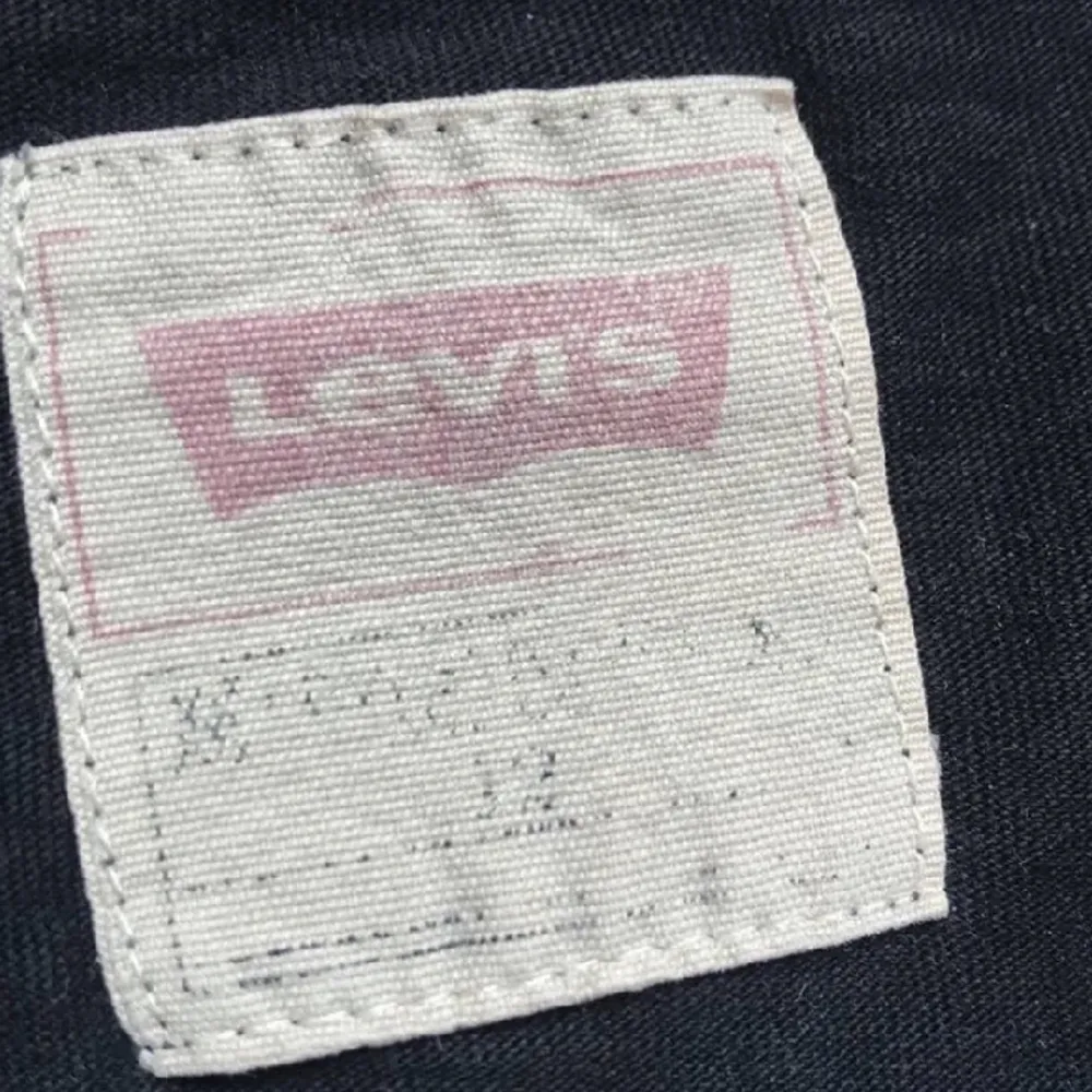 Vanlig svart Levis T-shirt. Bra skick, använd cirka 4 gånger 💗. T-shirts.