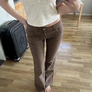 Lågmidjade jeans - Bruna lågmidjade jeans från H&M, jag är 172cm för referens