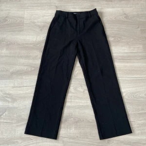 svarta kostymbyxor  - storlek 32 i byxorna, jag är 152cm och dom passar mig väldigt bra i längden❤️ Använda 2-3 gånger. Säljer pågrund av att jag har två par av dessa byxor❤️