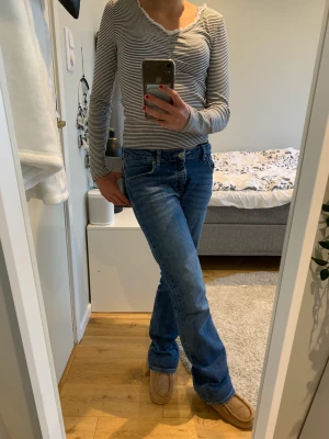 Svartrandig långärmad tröja - Svartrandig tröja från lindex med spets. Bra skick, använd cirka 5 ggr. Storlek XS, säljer pga använder aldrig och lite liten. Säljer för 65kr