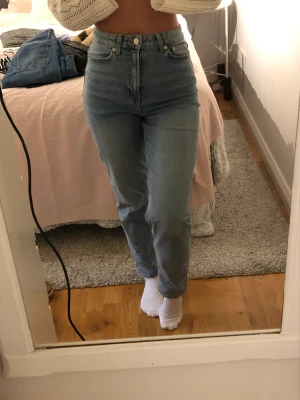 High waist jeans - Ljusblå jeans från hm som är ganska höga i midjan. Lite losefit och går till fötterna på mig som är 161 lång.