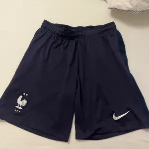 Ett par snygga fotbolls shorts (Frankies fotbollslag) från nike. Perfekta att ha på idrotten eller bara för att chilla. Skick på shortsen 8/10. Storlek M