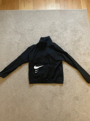 Nike vind jacka  - Använd en eller två gånger, inga difekter, är i materialet av en vind jacka 
