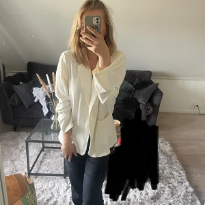 Tunn kavaj - Tunn krämvit kavaj med två öppna fickor nertill. Kavajen är från Gina tricot i storlek xs men sitter mer som en S💗.