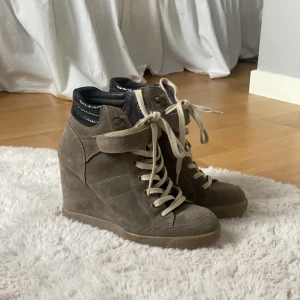 Skor med kilklackar - Ett par skor med kilklackar som är lite liknande isabel markant skorna. De är i en brun färg. Ny pris runt 1400kr