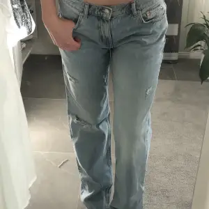 Low waist jeans från Gina Tricot i storlek 38. Hör av dig vid frågor och tryck gärna på köp nu! 😊 (Pris går att diskuteras)