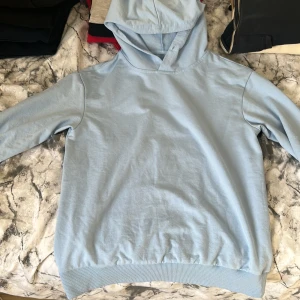 Blå hoodie - Enkel ljusblå hoodie, har ingen användning av den, bra skick.
