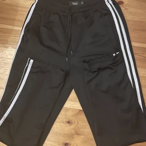 idrotts byxor! - ser ut som adidas det står att det är av basic har inte så bra koll på sånt, har avänds under få tillfällen