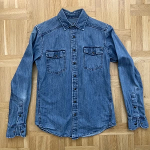 Herr skjorta - Herr skjorta i storlek S, mycket bra skick.