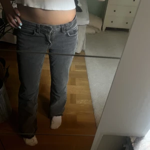 Lågmidjade bootcut jeans - Lågmidjade bootcut jeans från hm. Strl 32 men passar som 34