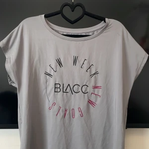 Träningströja - Grå träningströja med andandes material, från blacc, storlek s, Frakt tillkommer 🙌 Paketpris är möjligt. Kolla in andra kläder i profilen så fixar vi en super deal 🥰