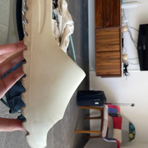 Yeezy slides Bone  - Ett par lite använda yeezy slides bone. Skulle vilja byta mot ett para likadana storlek 10,5/44