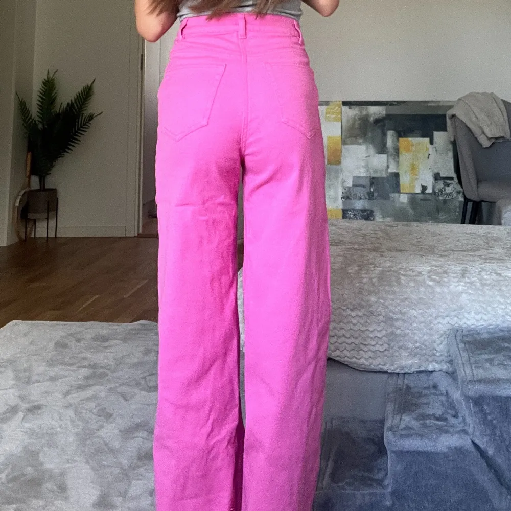 Jättesöta rosa byxor ger mig seriöst nostalgi 😍 storlek 32 går ända till marken på mig som är 165 och har långa ben.. Jeans & Byxor.