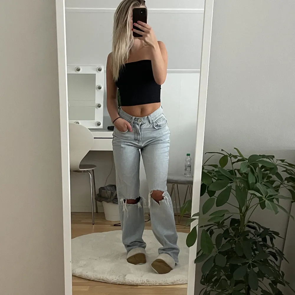 Ljusblå håliga jeans från Gina, oanvända och i bra skick. . Farkut & Housut.