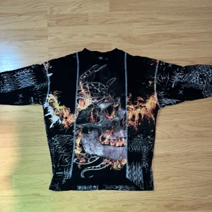 Badass skull and fire  - En tröja från dollskill 