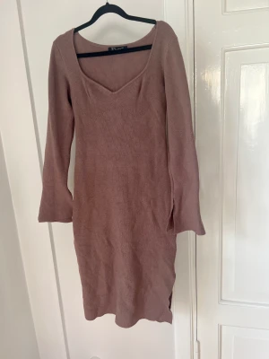 Klänning Simplee - Klänning från Simlplee, superskön!   🍓 Storlek: L 🍓 Material: 50% viskos, 31% polyester, 19% polyamide 🍓 Skick: Inget att anmärka 