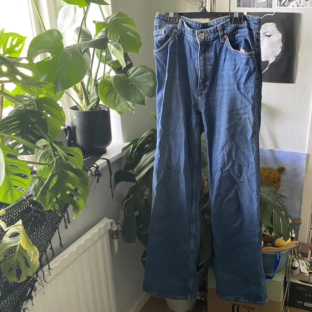 Monkis wideleg/high waisted jeans YOKO i strlk 29. Fint skick och bra kvalitet! Hör av dig vid frågor eller funderingar, köparen står för frakten, jag samfraktar gärna så kolla in mina andra annonser💕💕. Jeans & Byxor.