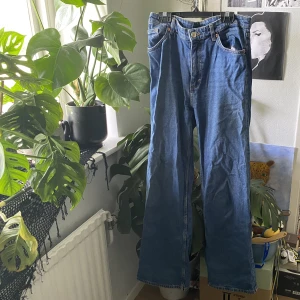Monki Yoko jeans - Monkis wideleg/high waisted jeans YOKO i strlk 29. Fint skick och bra kvalitet! Hör av dig vid frågor eller funderingar, köparen står för frakten, jag samfraktar gärna så kolla in mina andra annonser💕💕