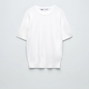 Vit tröja från zara - Orginal pris är 299 , men börjar med 199, pris kan diskuteras privat sedan. Tröjan är i bra form och bara blivit använd nån gång.