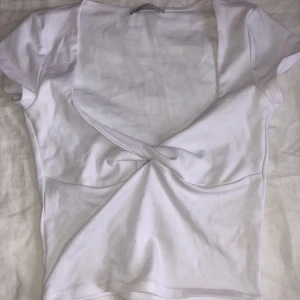 Topp zara  - Vit topp fram zara i storlek m. Köpt förra sommaren. Bara  användet ett fåtal gånger. 