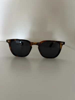 SunWear Sweden Solglasögon - Square C2 - Square C2 i färgen Havana. Kvalitéer: UV400 skydd samt polariserade! Finns i begränsat antal så var snabb! 