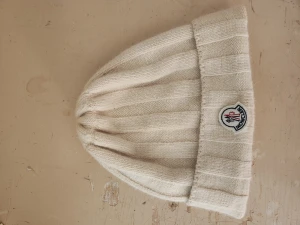 Moncler mössa - Säljer då jag alldrig använt den