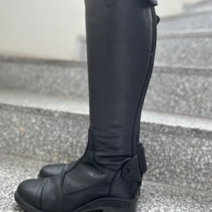 Ridstövlar - Säljer mina ridstövlar då jag slutat med ridning, använd ett par gånger men är i fint skick☺️storleken är 38 men passar även 39. Köpa för 1100 men går ner i pris (OBS MAN STÅR FÖR FRAKT SJÄLV) för bilder bilder eller frågor skriv gärna privat❤️