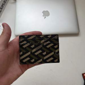 Säljer denna Versace korthållare Skick: Som ny 4 credit card slots 1 middle slip pocket 