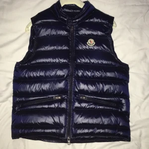 Moncler Gui - Säljer min sprillans nya gui då den var i fel storlek. Den är oanvänd har bara testat den men märkte snabbt att den var för liten. Kan säljas billigare vid snabb affär, kan även tänka mig att byta mot något i samma prisklass💯