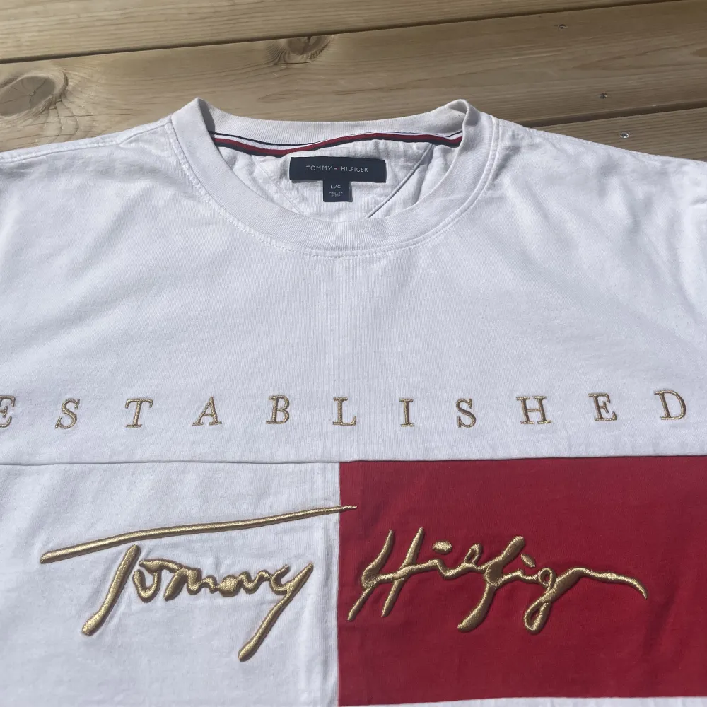 Hej! Säljer en riktigt snygg Tommy Hilfiger T-shirt i storlek L. T-shirten är använd ca en gång och är i tipp topp skick än. . T-shirts.