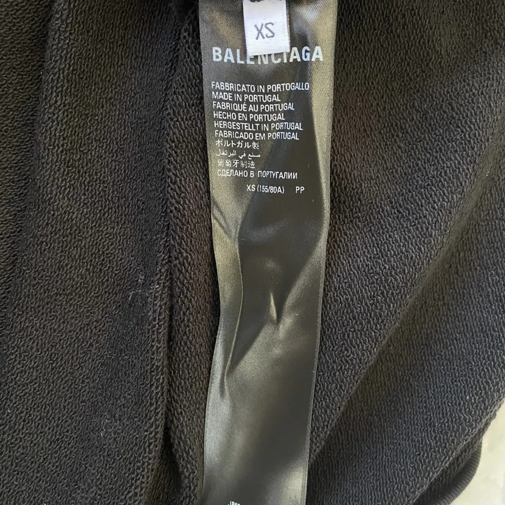 Balenciaga hoodie i storlek XS passar M. Skick 8.5/10. Tar emot bud.  Köparen står för frakt 📦 . Hoodies.