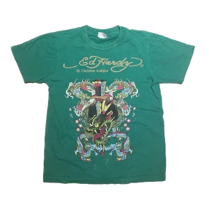 ed hardy t shirt - T shirt från ed hardy med coolt tryck. ej min stil därför säljer jag. Skriv för fler frågor! (finns defekter så som bleknings fläckar)