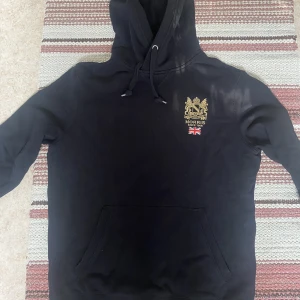 Morris Hoodie - Nysckick förutom litet hål på tröjan. Nypris 1500  Obs dåligt ljus den är helsvart inte smuts på den som bilden kan få det att se ut.