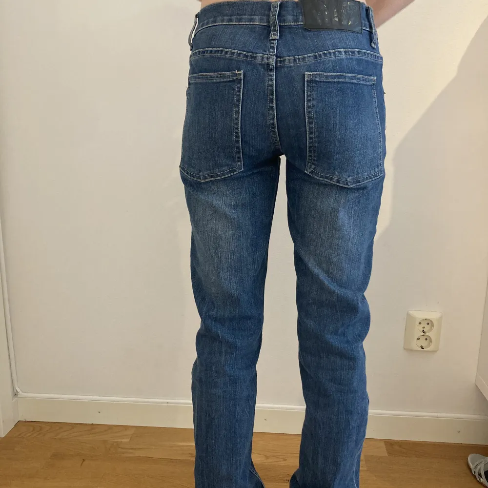 Ett par jeans köpta secondhand men själv aldrig använda. Hon är 162 cm på bilden och passar bra i längden. Skriv gärna för fler bilder eller funderingar💕. Jeans & Byxor.
