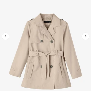 Kappa från zara  - Helt ny köpt i London på zara hittar inte den på hemsidan men liknar denna. Från barn avdelningen passar mig som är 160 bra. Fint skick inte använd.