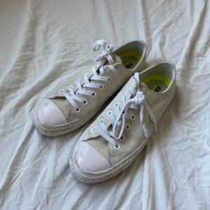 Converse cons låga - Ett par låga Converse skate cons som är sparsamt använda och kan tvättas mer! 